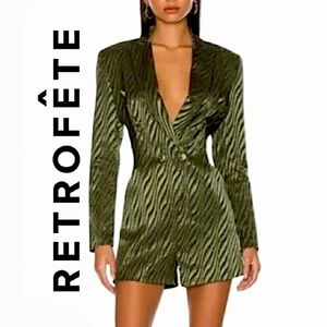 Retrofête. EUC. Stunning “JANA” Long sleeve satin shorts Romper. Green Mix.Large